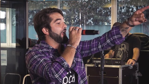 Kendji Girac reprend «Petit Papa Noël»