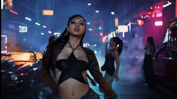 Lisa (BLACKPINK) en Rockstar dans son nouveau single solo