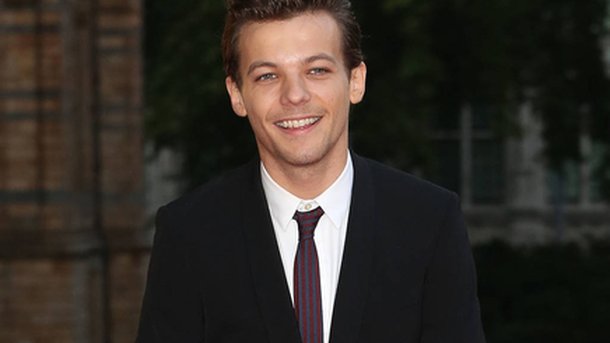 Louis Tomlinson vole le téléphone d'un paparazzo et le donne à un passant!