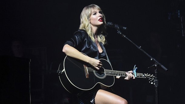 Taylor Swift dévoile la version acoustique de «The Man», chantée à Paris!