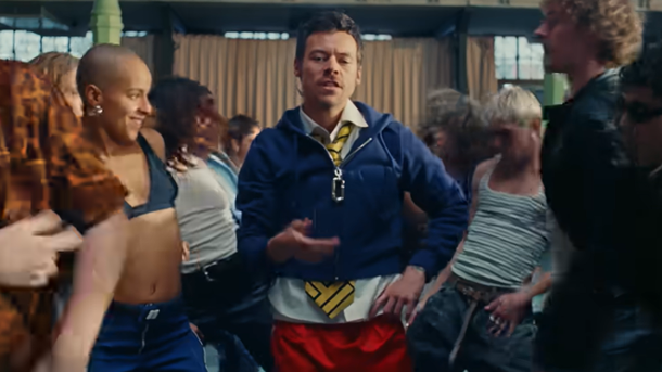 Harry Styles fait grimper la température avec le clip de "Dance No More"