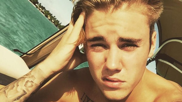 Justin Bieber pêche en caleçon sur son yacht! Découvrez la photo buzz!