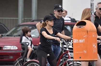 Shakira s'offre une balade en vélo avec Milan à Berlin