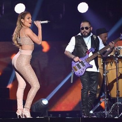 Jennifer Lopez et le groupe Los Dinos @ Latin Billboard Awards 2015