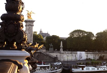 Le signe de ralliement sous le Pont Alexandre III à Paris