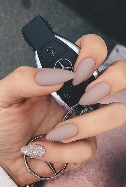 Des ongles en forme d'amande