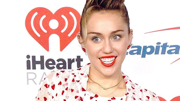 Miley Cyrus dévoile sa culotte sur le tapis rouge!