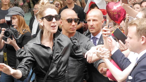 Céline Dion en total look paillettes s'amuse avec Katy Perry!