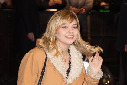 Louane arrive à l'avant-première du film La La Land