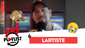 Lartiste pleure sur la musique du film «Ghost»