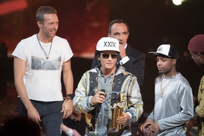 Chris Martin (Coldplay),  Nikos Aliagas et Bruno Mars - Cérémonie NRJ Music Awards 2016