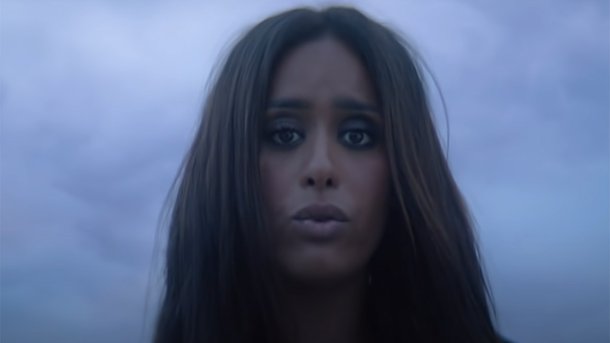 Amel Bent: son nouvel album « Vivante » marque un tournant dans sa carrière