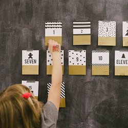 Un calendrier de l'Avent avec des étiquettes à gratter