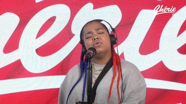 Zoe Wees interprète “Control” en live acoustique dans les studios de Chérie FM