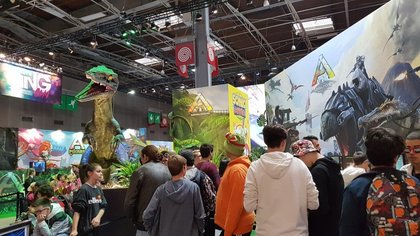Le joli stand Koch Media ! Oui, c'est bien un dinosaure !