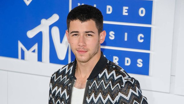Nick Jonas dévoile son nouveau clip «Remember I Told You»!