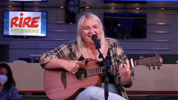 Lola Dubini interprête en live et à la guitare "Pourquoi on s'aime"