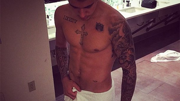Justin Bieber pose torse nu pour faire taire les rumeurs!