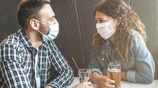 Les infos du Réveil Chérie :  33% des infidèles aimeraient que l'on continue de porter le masque longtemps