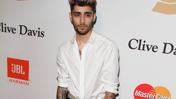 Zayn Malik tourne son nouveau clip chez lui!