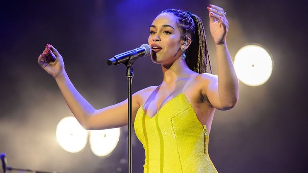 Jorja Smith: pourquoi la compare-t-on à Amy Winehouse ?