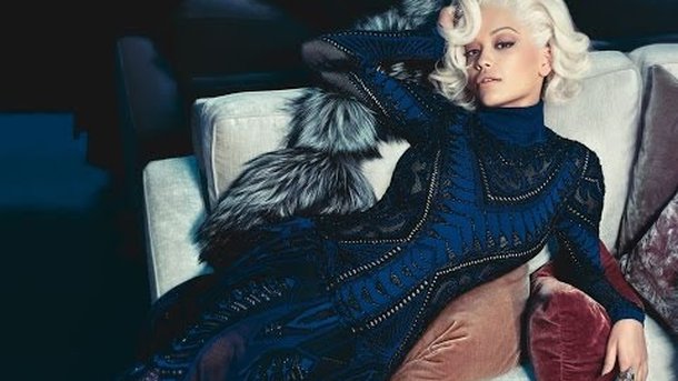 Rita Ora : ultra glamour pour Roberto Cavalli