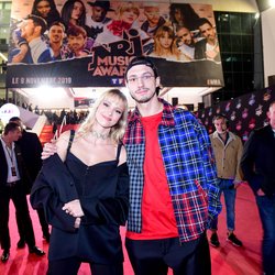 Angèle et Roméo Elvis - Montée des Marches NRJ Music Awards 2019