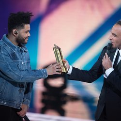 The Weeknd et Nikos Aliagas - NRJ Music Awards 2017