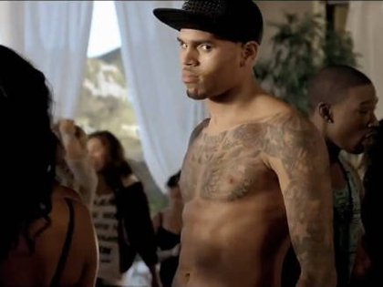 Le "Strip" très hot de Chris Brown