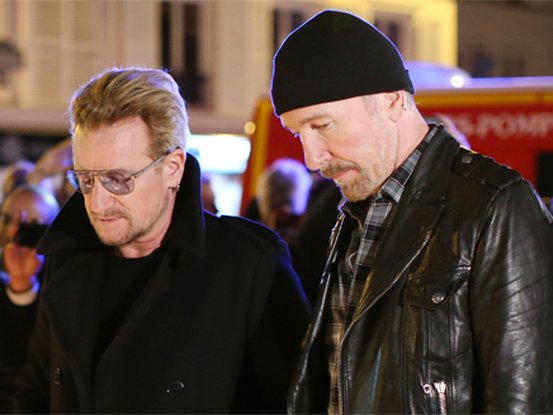 Le groupe U2 en train de se recueillir devant le Bataclan après les attentats de Paris 