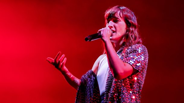 Juliette Armanet tease un nouveau titre inédit, "À Quoi Tu Joues"