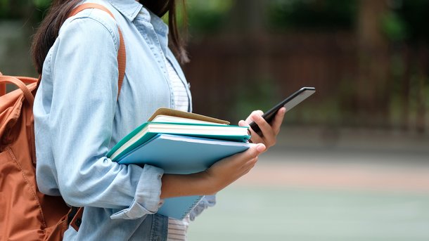 Les infos du Réveil Chérie : Une mère usurpe l'identité de sa fille de 22 ans pour vivre sa vie !