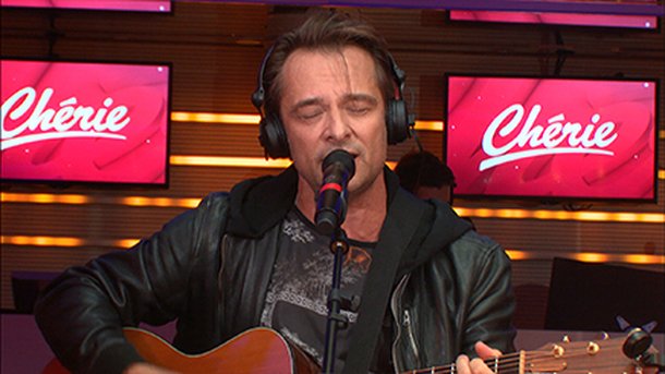 David Hallyday chante « Ma dernière lettre » en acoustique pour Chérie
