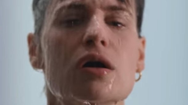 Christine and The Queens : découvrez « 5 Dollars », son nouveau clip très intime