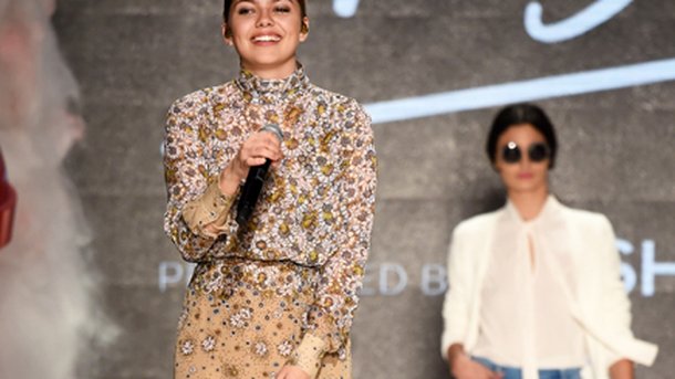 Louane : resplendissante à Berlin!