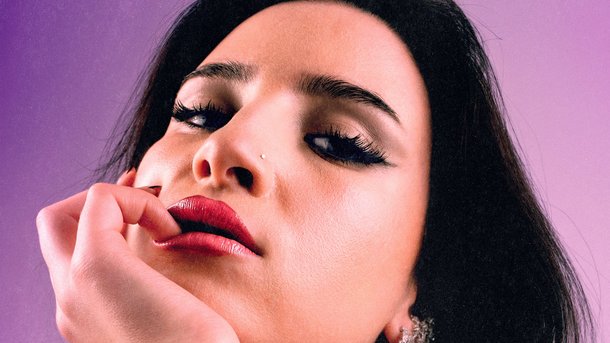 Lenie forte et indépendante dans son nouveau single "Domino"