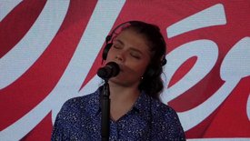 Maëlle interprète "L'effet de masse" en live sur Chérie FM