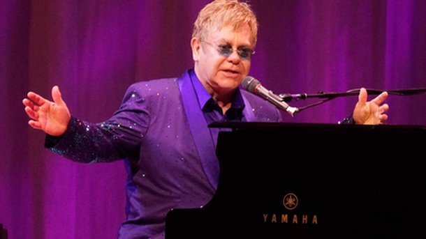 Elton John : retour sur ses 10 meilleurs looks