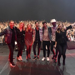 L'équipe du Réveil Chérie rejoint Louane, Clare Maguire et Arcadian sur scène
