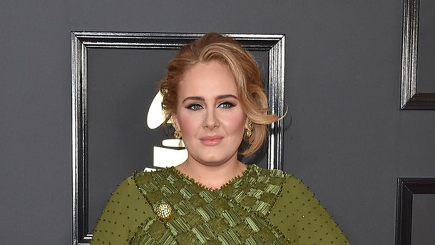 Adele: à l’approche de ses 30 ans, elle se déguise en mamie