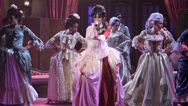 Camila Cabello déguisée en Marie-Antoinette sur le plateau du Saturday Night Live