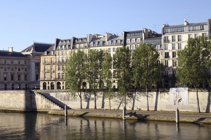 Le signe de ralliement sur le Pont Neuf à Paris