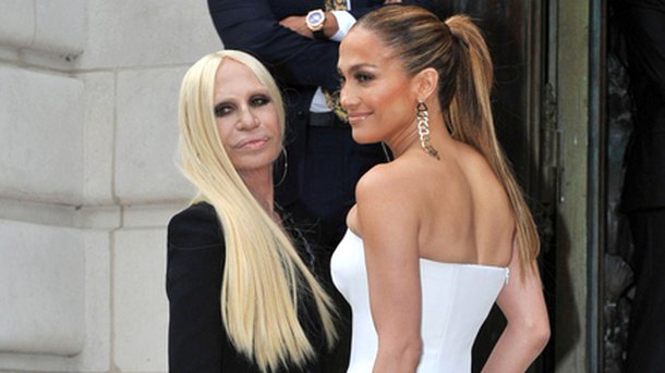 Jennifer Lopez : ultra glamour au défilé Versace !