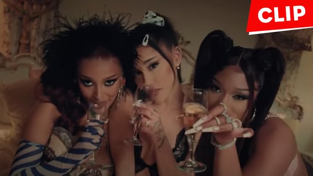 Ariana Grande, Doja Cat et Megan Thee Stallion réunies dans une chambre d'hôtel pour le clip de «34+35 Remix»