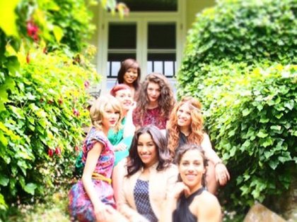 taylor-swift-avec-lorde-et-ses-amies