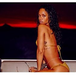Rihanna enlève le haut !