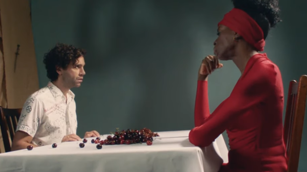 Mika prouve son amour dans le clip de «Tiny Love»