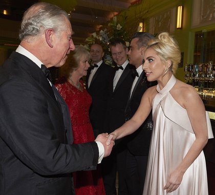 Robbie Williams et Lady Gaga rencontrent la famille royale