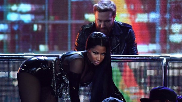 Nicki Minaj se la joue tigresse sur scène avec David Guetta!