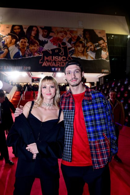 Angèle et Roméo Elvis - Montée des Marches NRJ Music Awards 2019